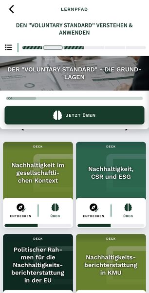 Screenshot einer Lernplattform mit dem Thema 'Der "Voluntary Standard" - Die Grundlagen' und mehreren Lernkarten zu Nachhaltigkeit und CSR.
