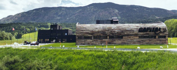 Bild moderne Gebäude mit Berglandschaft