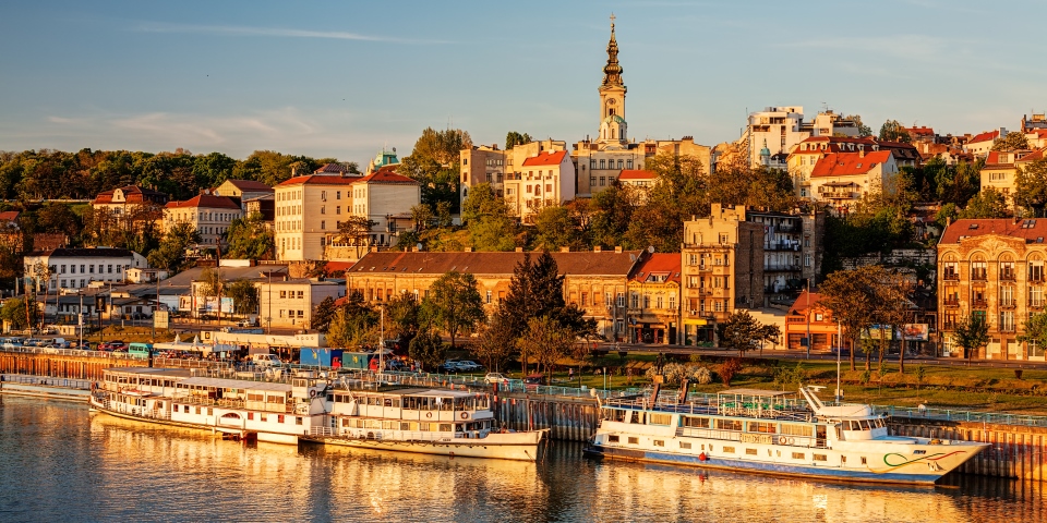 Panoramabild von Belgrad bei Sonnenuntergang